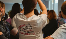 ,,Lēciens demokrātijā''