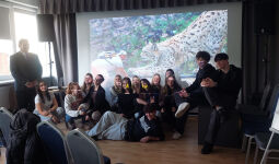 1.k kursa audzēkņi trenē publiskās uzstāšanās prasmes Multifunkcionālajā konferenču zālē