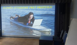 1.k kursa audzēkņi trenē publiskās uzstāšanās prasmes Multifunkcionālajā konferenču zālē